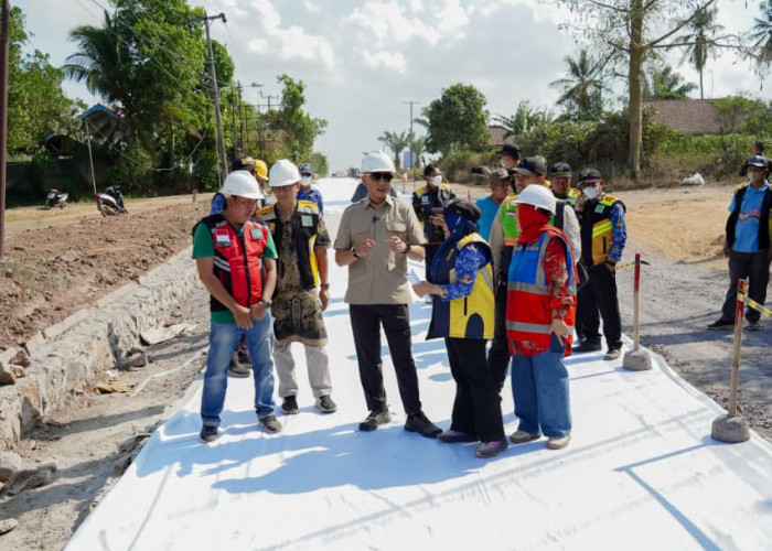 Tinjau Perbaikan Jalan Gunung Sugih–Kota Gajah, Gubernur Mirza Pastikan Mutu Proyek Terjaga 