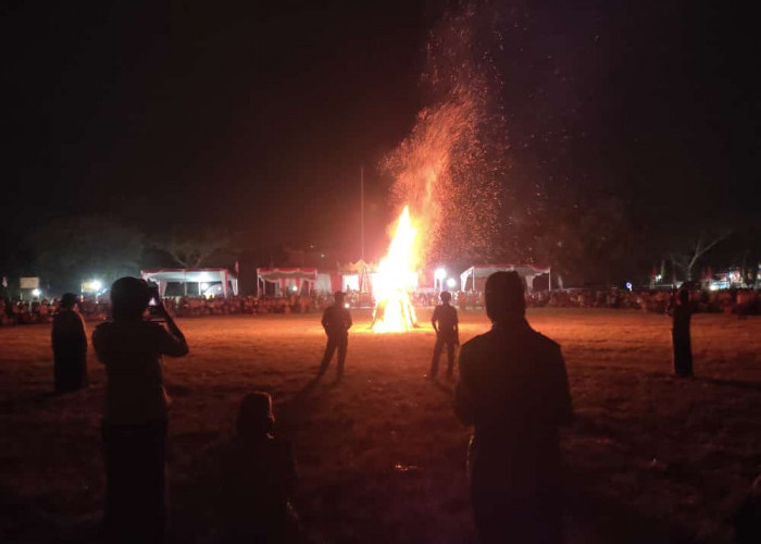 Api Unggun Tandai Malam Terakhir Perkemahan HUT Pramuka di Pesisir Barat