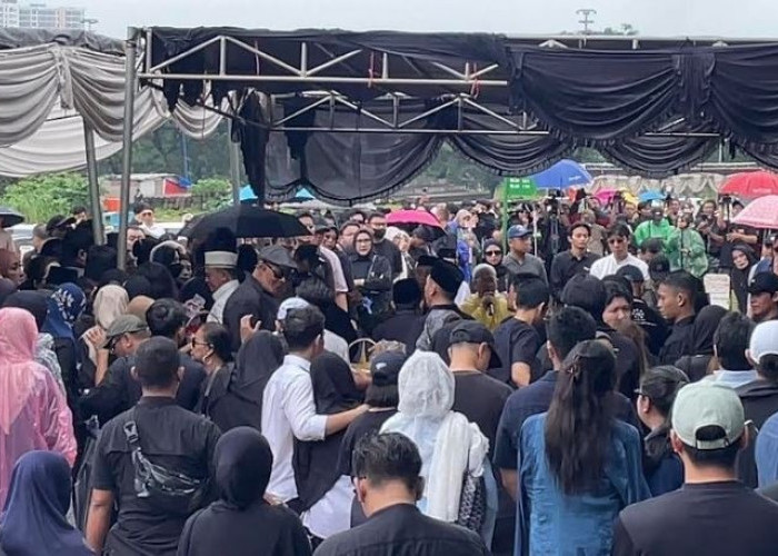Tangis Iringi Pemakaman Vidi Aldiano di Tanah Kusir