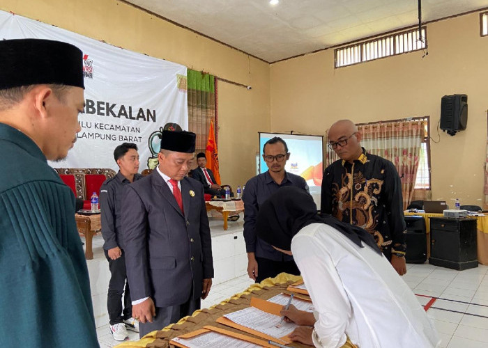 Lantik 45 Panwascam Pilkada Lampung Barat 2024, Jones Ingatkan untuk Bersikap Adil, Jujur dan non-Partisan 