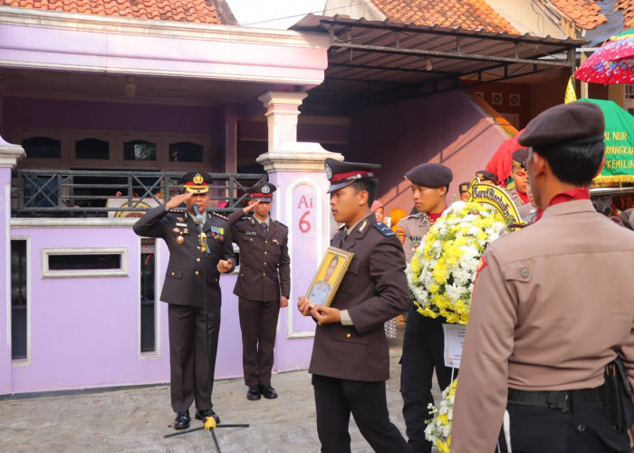 Kapolresta Bandar Lampung Pimpin Langsung Prosesi Pemakaman Almarhum Aiptu Hifzon