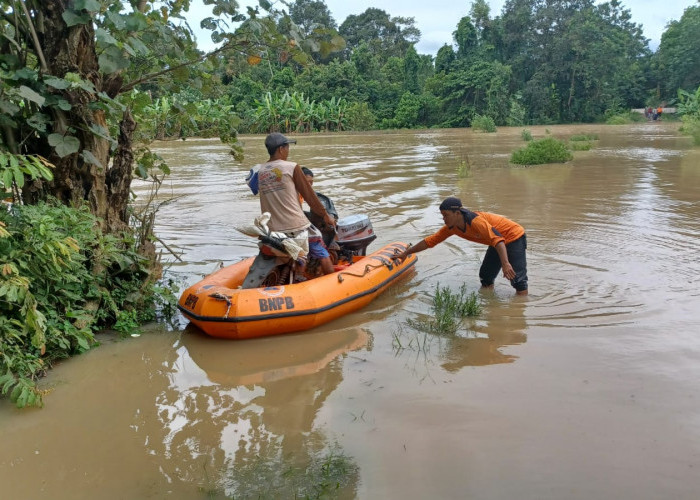 Banjir Rendam Jalan Penghubung Dua Desa di Lamtim
