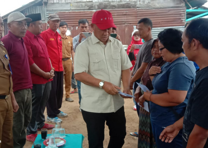 Kunjungi Korban Kebakaran di Pekon Sukananti, Anggota DPR RI Mukhlis Basri Berikan Tali Asih
