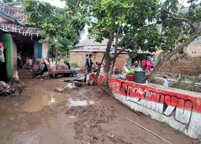 Pasca Banjir, Warga Way Lunik Gotong Royong Bersihkan Pemukiman