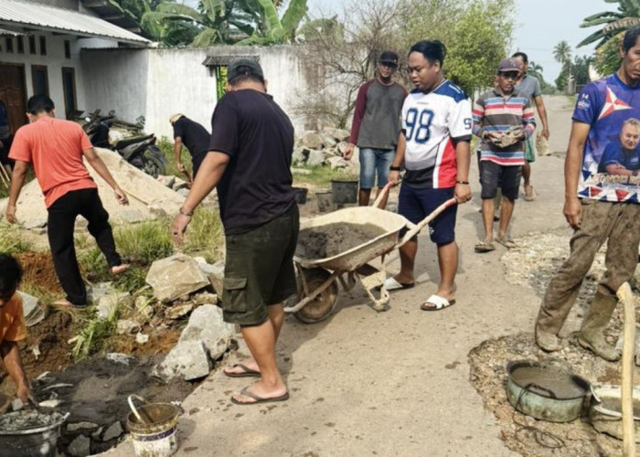 Daniel Priya Dinata Gotong Royong Perbaiki Gorong-Gorong Rusak di Abung Selatan