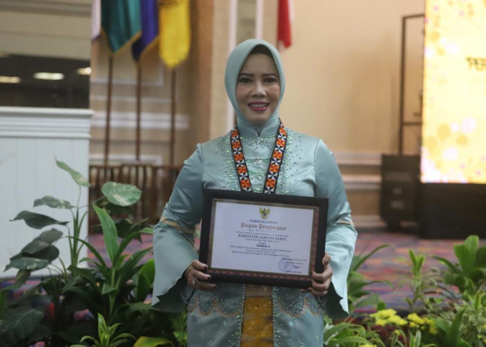 Ketua TP PPK Lampung Barat Terima Penghargaan Terbaik II Desa Siger 