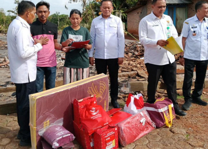 Dinsos dan Disdukcapil Lampung Utara Salurkan Bantuan untuk Korban Kebakaran di Hulu Sungkai
