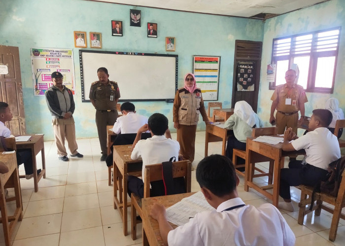 Camat Batu Ketulis Monitoring Pelaksanaan Ujian Sekolah Tingkat SMP