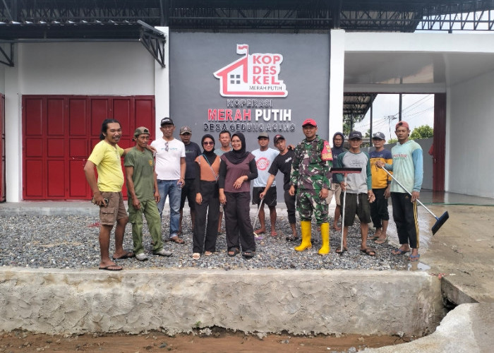 Babinsa dan Warga Bersihkan Gedung KDKMP Desa Gedung Agung