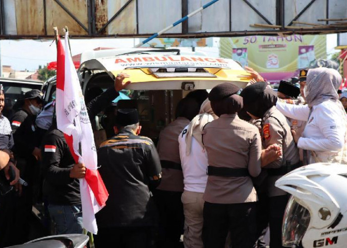 Polisi Sigap Evakuasi Peserta Aksi Bela Palestina yang Pingsan di Bandar Lampung