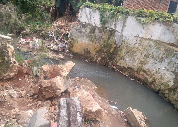 Jebol, Warga RT 01 Kedaton Harapkan Perbaikan Pengerukan Tanggul dan Normalisasi Sungai