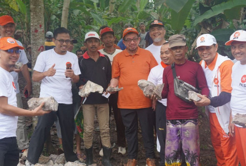 Silaturahmi Dengan Nelayan, Dr. Salim Berikan Bantuan Alat Tangkap Ikan