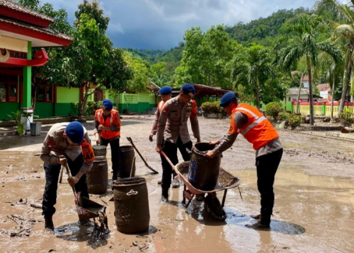 Tim SAR Brimob Polda Lampung Bantu Bersihkan Rumah dan Sekolah Terdampak Banjir