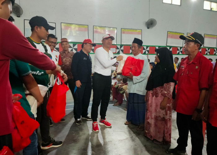 Parosil – Mad Hasnurin Bagikan 800 Paket Sembako di Suoh dan BNS 