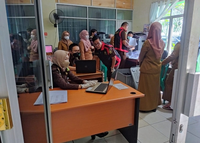 Tim Penyidik Kejati Lampung Geledah Kantor DLH Bandarlampung