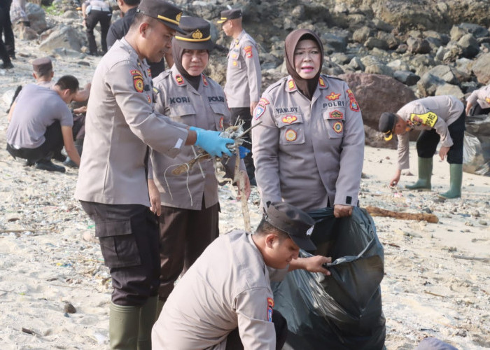 Polres Lampung Selatan dan Satpol PP Serentak Bersih-bersih Pantai