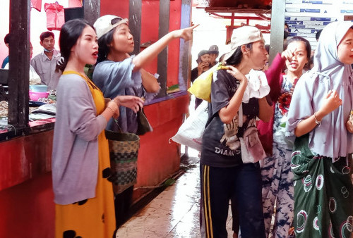 FKIP Unila Gelar Ujian Koreografi Bertema Nguli di Pasar Perumnas Wayhalim