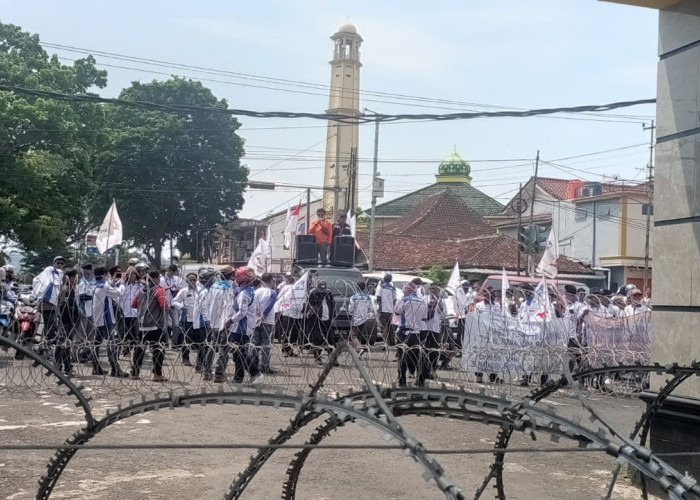 Massa FSPMI Gelar Aksi Tolak Kenaikan BBM dan UU Cipta Kerja di DPRD Lampung 