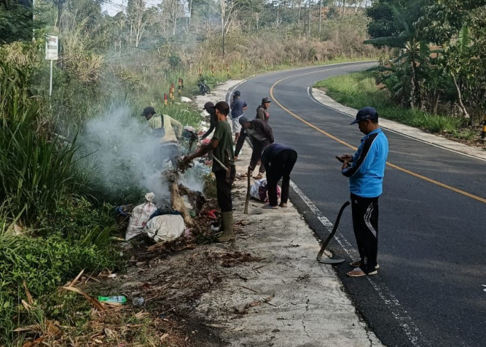 Atasi Sampah di Tegajul, Aparat Pekon Padang Tambak Gotong Royong 