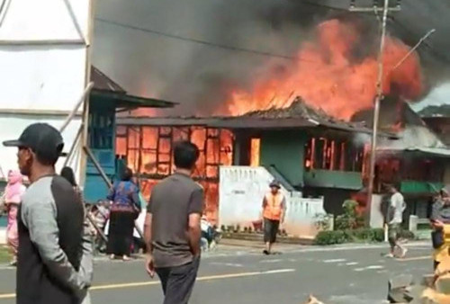BREAKING NEWS: Kebakaran Hanguskan Rumah Panggung di Pekon Kenali