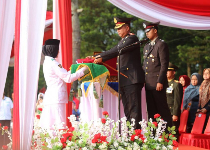 Upacara Penurunan Bendera Merah Putih di Lampung Barat Berlangsung Khidmat