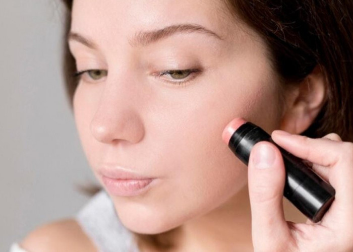 Trik Baru Memakai Blush On agar Warna Lebih Tahan Lama, Makeup Tetap Segar Seharian