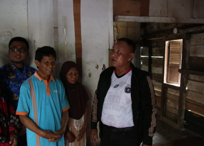 Bupati Lamsel Berikan Bantuan Bedah Rumah Untuk Warga Desa Purwodadi Dalam