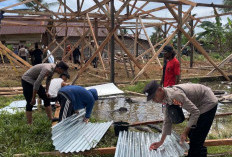 Polisi Bersama Warga Bangun Mushola di Wilayah Terpencil Pesisir Barat