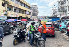 Parkir Sembarangan Picu Macet di Pasar Bambu Kuning Jelang Nataru