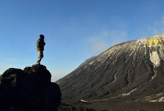 Gunung Ile Api Lembata, Pesona Puncak Sakral dengan Panorama Laut Flores