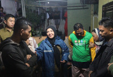 Wali Kota Eva Dwiana Tinjau Korban Banjir Bandang di Garuntang, Serahkan Bantuan untuk Keluarga Terdampak