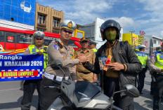 Satlantas Polresta Bandar Lampung Bagi Helm dan Cokelat di Operasi Keselamatan 2026