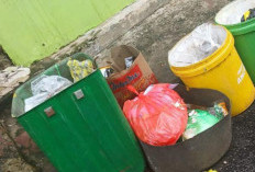 Sampah Menumpuk Berhari-hari, Warga Rajabasa Keluhkan Kinerja Petugas Kebersihan