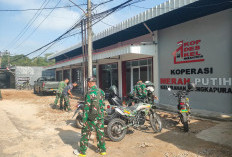Sinergi TNI dan Warga, Babinsa Langkapura Pimpin Aksi Bersih Lingkungan