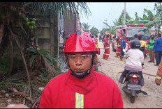 Damkar Kewalahan Padamkan Kebakaran Gudang Diduga Solar di Pesawaran