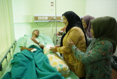 Wali Kota Bandar Lampung Berikan Bantuan untuk Petugas BPBD Korban Kecelakaan Kerja