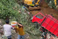 Truk Bermuatan Tomat Masuk Jurang di Jalan Longsor Jerambah Fajar Bulan