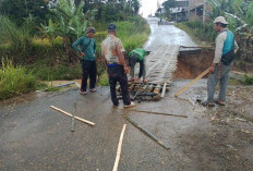 Jalan Putus Diterjang Banjir, Warga Gedungsurian Bangun Jembatan Bambu Darurat