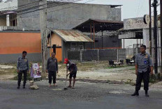 Antisipasi Kecelakaan, Lubang Jalan Ratu Di Balau Ditutup Semen dan Batu Split