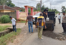 Bhabinkamtibmas dan Warga Gotong Royong Perbaiki Jalinsum Abung Selatan