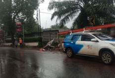 Papan Reklame Roboh di Kotabumi, Ibu Paruh Baya Nyaris Tertimpa