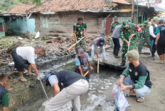 Babinsa dan Warga Kelurahan Pidada Bersinergi Bersihkan Drainase Cegah Banjir