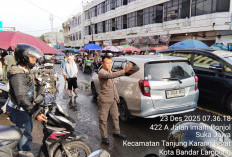 Satpol PP Tertibkan Lalu Lintas Pasar Bambu Kuning Jelang Nataru
