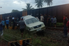 Mogok di Perlintasan Kereta, Kijang Kapsul Tertabrak hingga Terseret 300 Meter