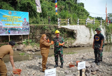 Eva Dwiana Memulai Program Gerbek Sungai Bersama Brigif 4 Marinir di Bandar Lampung