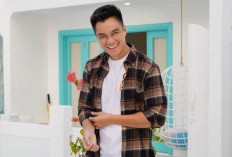 Rindu Sosok Ibunda, Baim Wong Menangis Saat Salat Ied