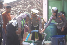 Kemarau Melanda, Satlantas Polresta Bandar Lampung Bantu Warga dengan Air Bersih