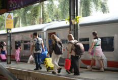 Semarak Imlek 2026 di Stasiun Tanjung karang, Atraksi Barongsai Hibur Pelanggan