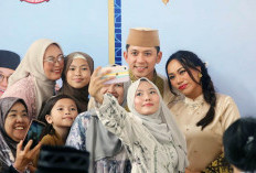 Tanpa Sekat di Hari Raya, Bupati Egi dan Zita Anjani Salami Ribuan Warga di Lamban Rakyat ​Slug: