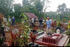 Jelang Ramadhan, Aparatur dan Warga Pekon Sumber Alam Gotong Royong Bersihkan TPU